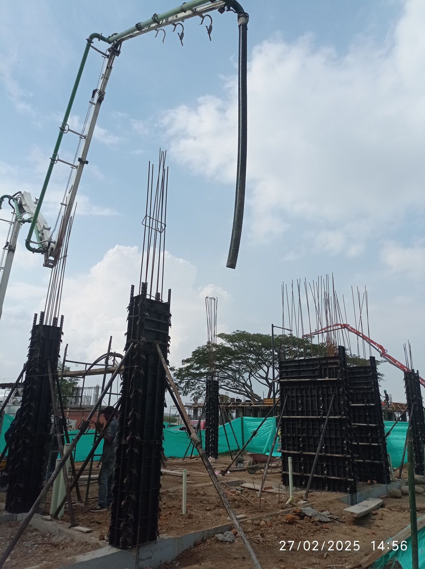 Encofrado de columnas en obra con formaletas metálicas